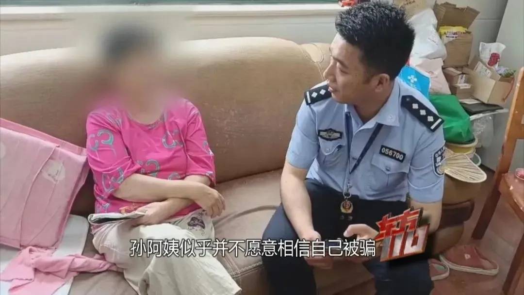 皇冠信用额度_上海阿姨145万现金平铺在沙发上皇冠信用额度,警察傻眼:竟要给陌生人拿走?