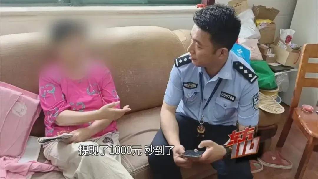 皇冠信用额度_上海阿姨145万现金平铺在沙发上皇冠信用额度,警察傻眼:竟要给陌生人拿走?