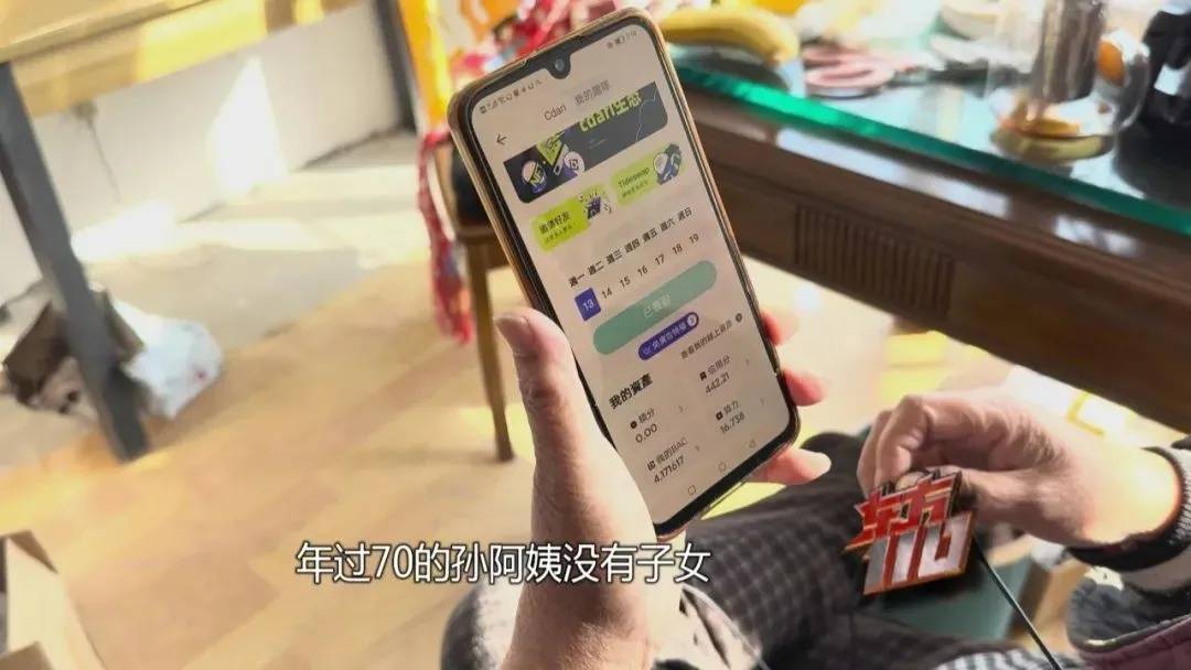 皇冠信用额度_上海阿姨145万现金平铺在沙发上皇冠信用额度,警察傻眼:竟要给陌生人拿走?