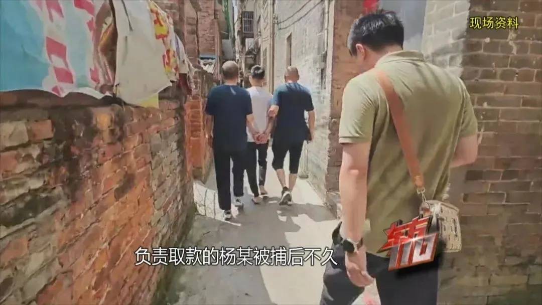 皇冠信用额度_上海阿姨145万现金平铺在沙发上皇冠信用额度,警察傻眼:竟要给陌生人拿走?