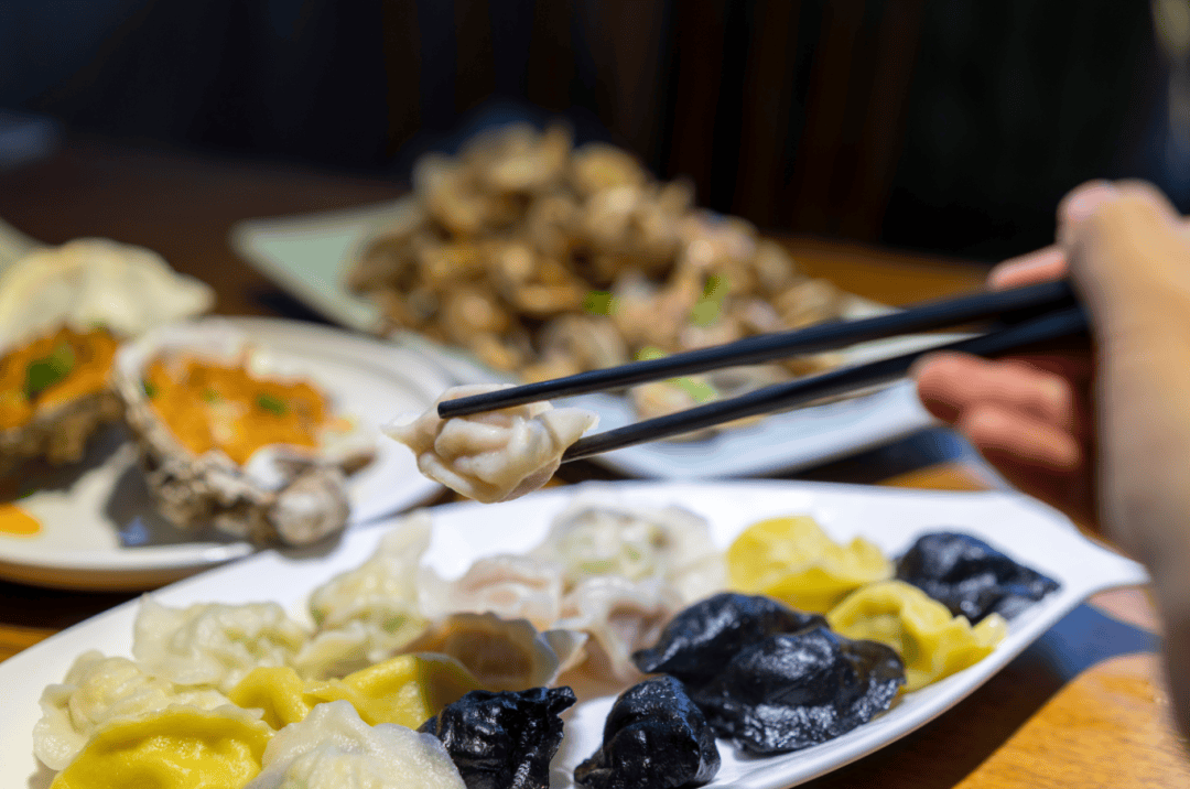 巴黎奥运会开幕式_青岛鱼山路巴黎奥运会开幕式,一位大名人为了吃一顿烤羊肉…也是拼了!从北京买的工具,从潍县买的大葱!网友:不光会写,还这么会吃啊