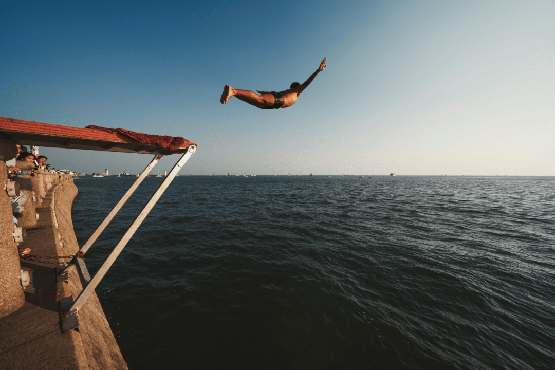 巴黎奥运会开幕式_青岛鱼山路巴黎奥运会开幕式,一位大名人为了吃一顿烤羊肉…也是拼了!从北京买的工具,从潍县买的大葱!网友:不光会写,还这么会吃啊