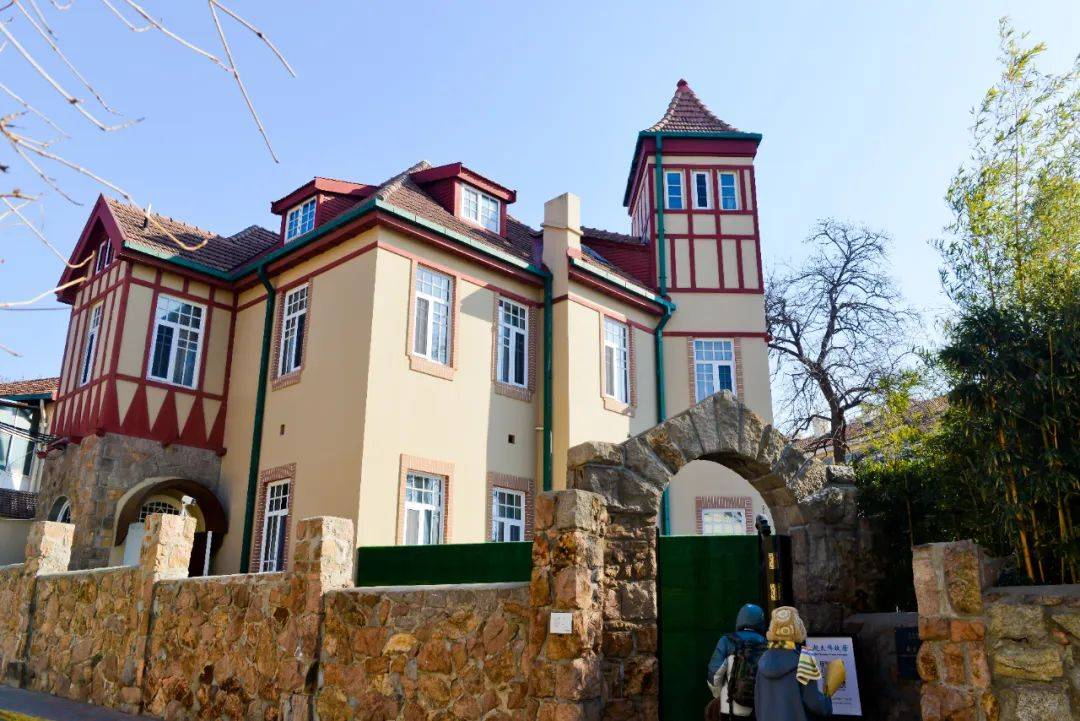 巴黎奥运会开幕式_青岛鱼山路巴黎奥运会开幕式,一位大名人为了吃一顿烤羊肉…也是拼了!从北京买的工具,从潍县买的大葱!网友:不光会写,还这么会吃啊