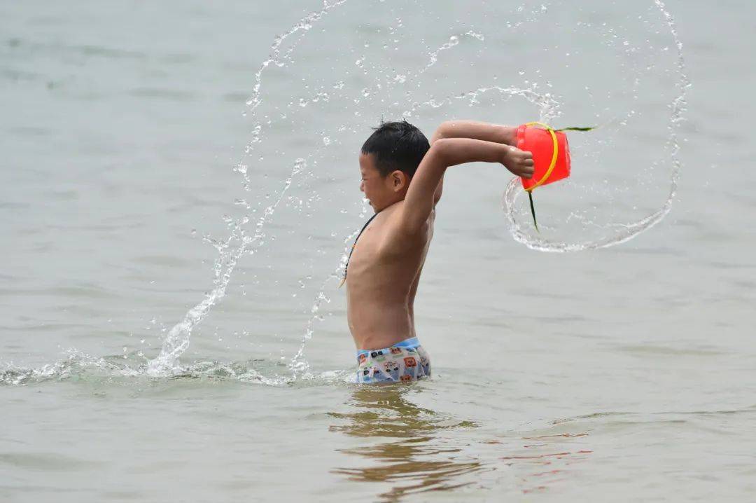 巴黎奥运会开幕式_青岛鱼山路巴黎奥运会开幕式,一位大名人为了吃一顿烤羊肉…也是拼了!从北京买的工具,从潍县买的大葱!网友:不光会写,还这么会吃啊