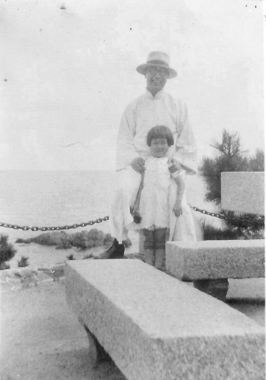 巴黎奥运会开幕式_青岛鱼山路巴黎奥运会开幕式,一位大名人为了吃一顿烤羊肉…也是拼了!从北京买的工具,从潍县买的大葱!网友:不光会写,还这么会吃啊