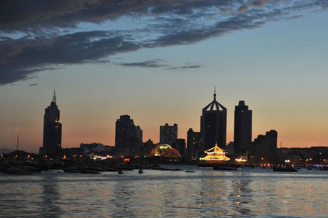 巴黎奥运会开幕式_青岛鱼山路巴黎奥运会开幕式,一位大名人为了吃一顿烤羊肉…也是拼了!从北京买的工具,从潍县买的大葱!网友:不光会写,还这么会吃啊