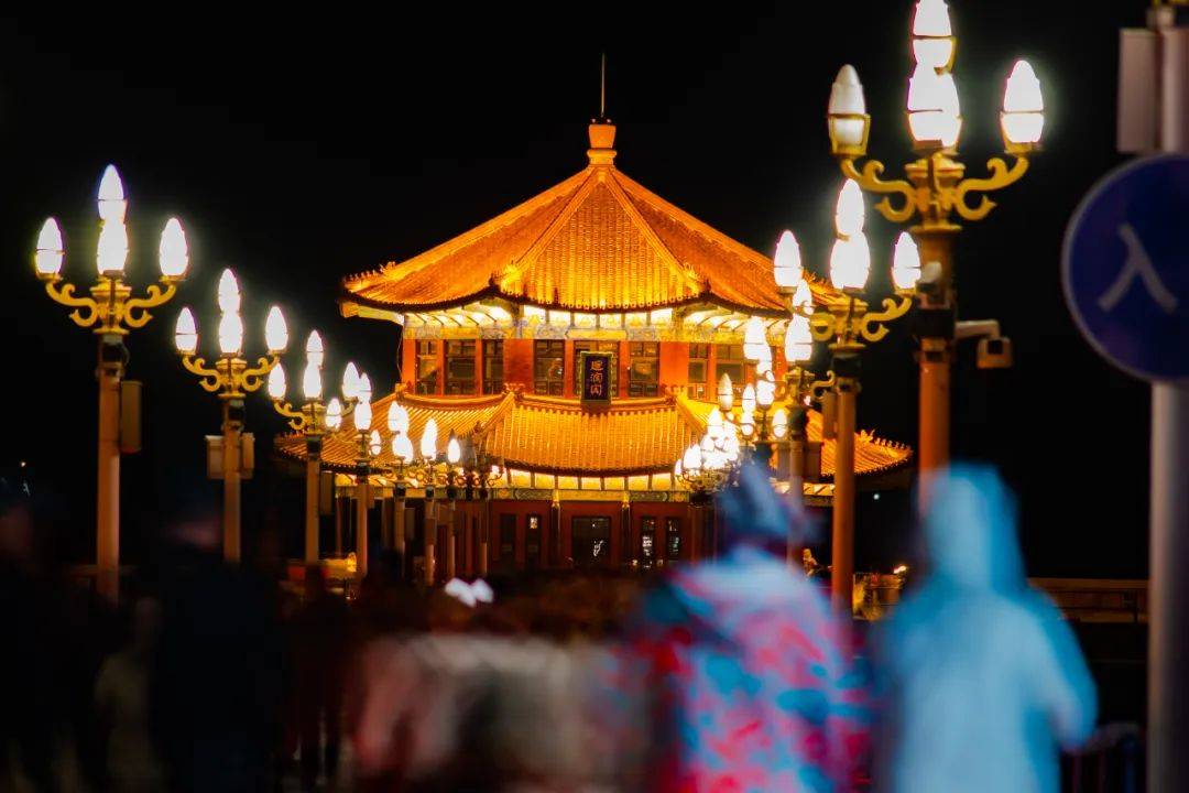 巴黎奥运会开幕式_青岛鱼山路巴黎奥运会开幕式,一位大名人为了吃一顿烤羊肉…也是拼了!从北京买的工具,从潍县买的大葱!网友:不光会写,还这么会吃啊