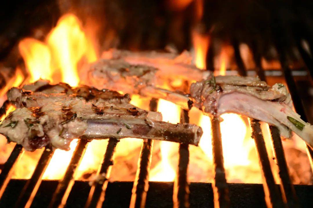 巴黎奥运会开幕式_青岛鱼山路巴黎奥运会开幕式,一位大名人为了吃一顿烤羊肉…也是拼了!从北京买的工具,从潍县买的大葱!网友:不光会写,还这么会吃啊