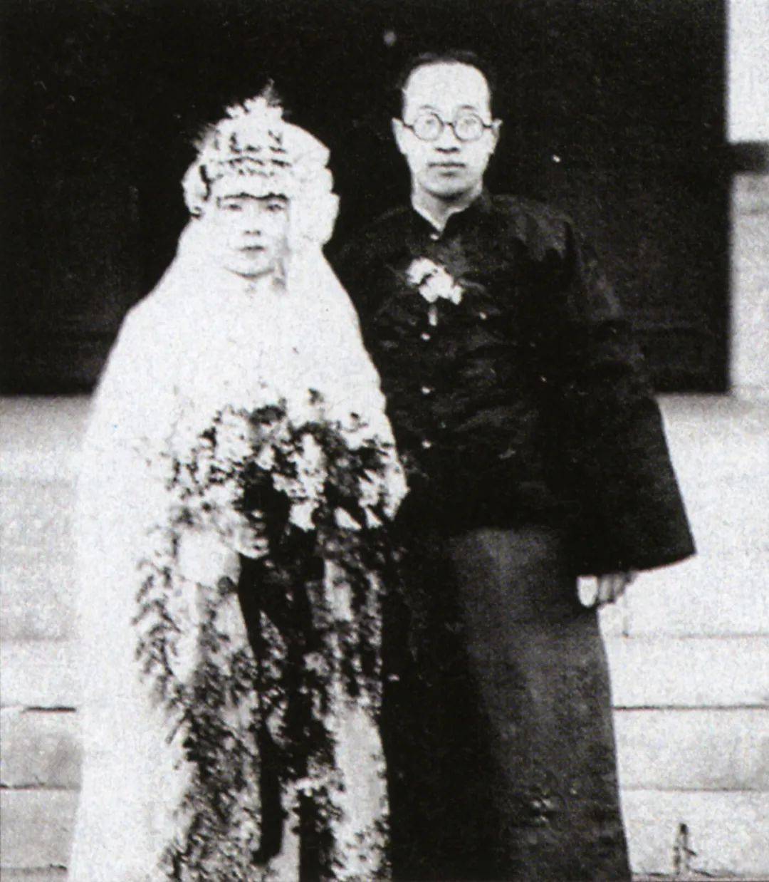 巴黎奥运会开幕式_青岛鱼山路巴黎奥运会开幕式,一位大名人为了吃一顿烤羊肉…也是拼了!从北京买的工具,从潍县买的大葱!网友:不光会写,还这么会吃啊