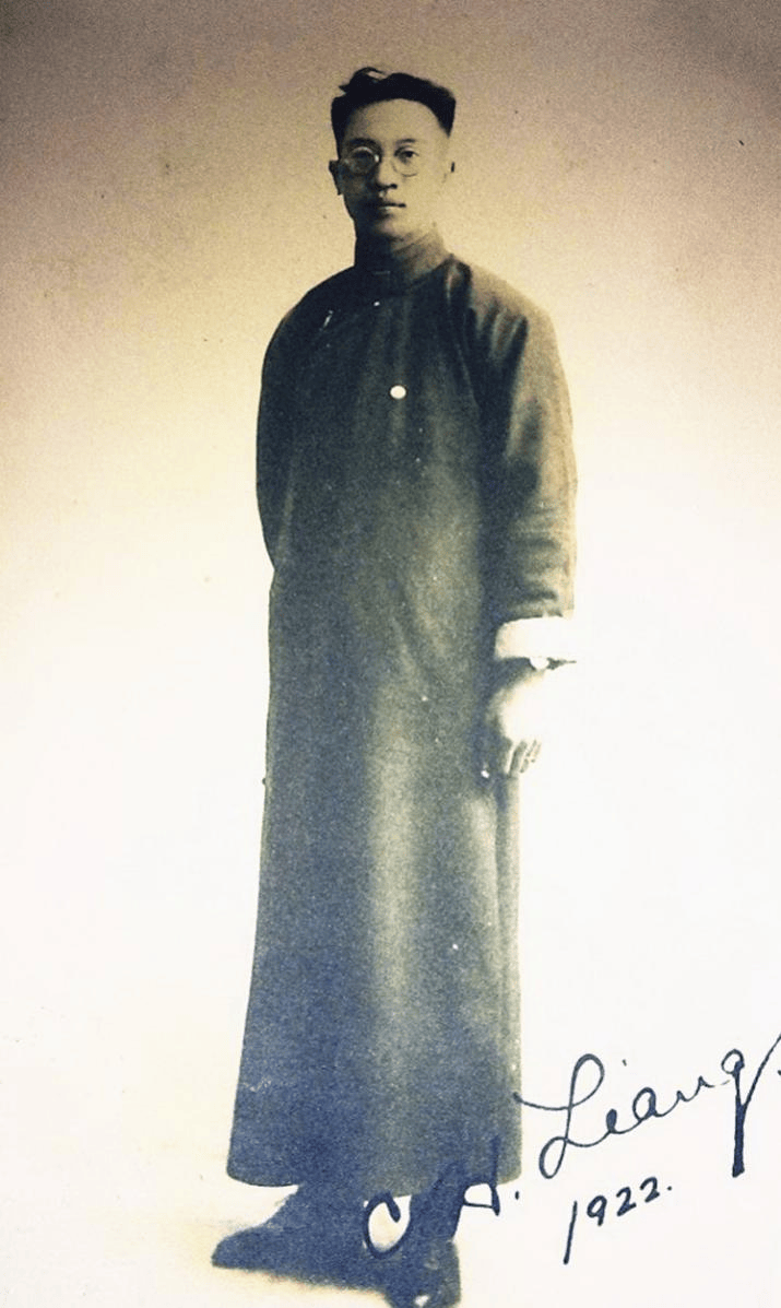 巴黎奥运会开幕式_青岛鱼山路巴黎奥运会开幕式,一位大名人为了吃一顿烤羊肉…也是拼了!从北京买的工具,从潍县买的大葱!网友:不光会写,还这么会吃啊