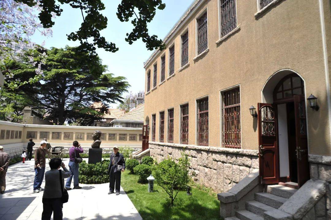 巴黎奥运会开幕式_青岛鱼山路巴黎奥运会开幕式,一位大名人为了吃一顿烤羊肉…也是拼了!从北京买的工具,从潍县买的大葱!网友:不光会写,还这么会吃啊