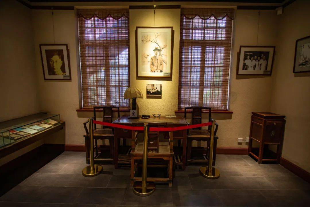 巴黎奥运会开幕式_青岛鱼山路巴黎奥运会开幕式,一位大名人为了吃一顿烤羊肉…也是拼了!从北京买的工具,从潍县买的大葱!网友:不光会写,还这么会吃啊