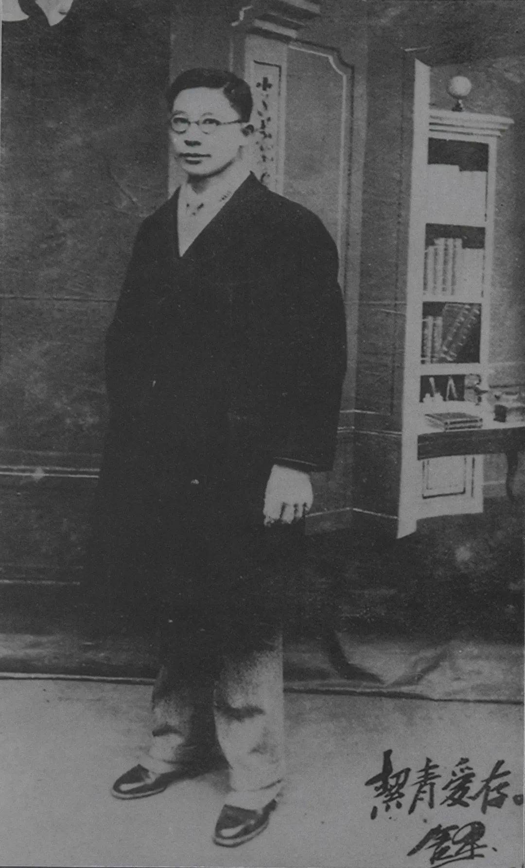 巴黎奥运会开幕式_青岛鱼山路巴黎奥运会开幕式,一位大名人为了吃一顿烤羊肉…也是拼了!从北京买的工具,从潍县买的大葱!网友:不光会写,还这么会吃啊