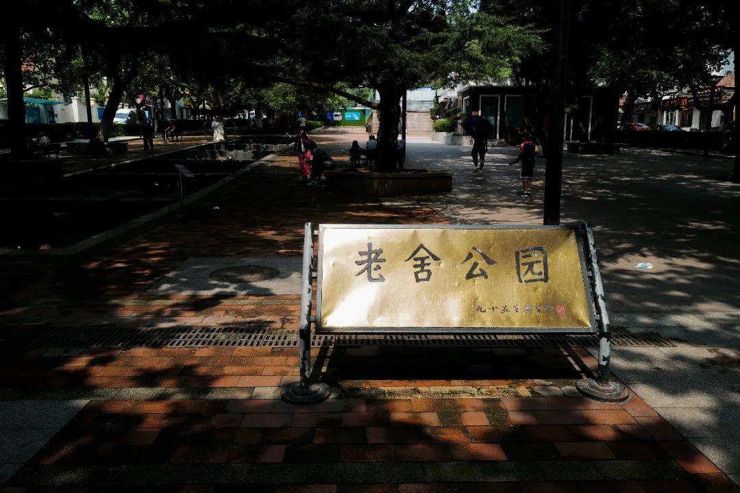 巴黎奥运会开幕式_青岛鱼山路巴黎奥运会开幕式,一位大名人为了吃一顿烤羊肉…也是拼了!从北京买的工具,从潍县买的大葱!网友:不光会写,还这么会吃啊