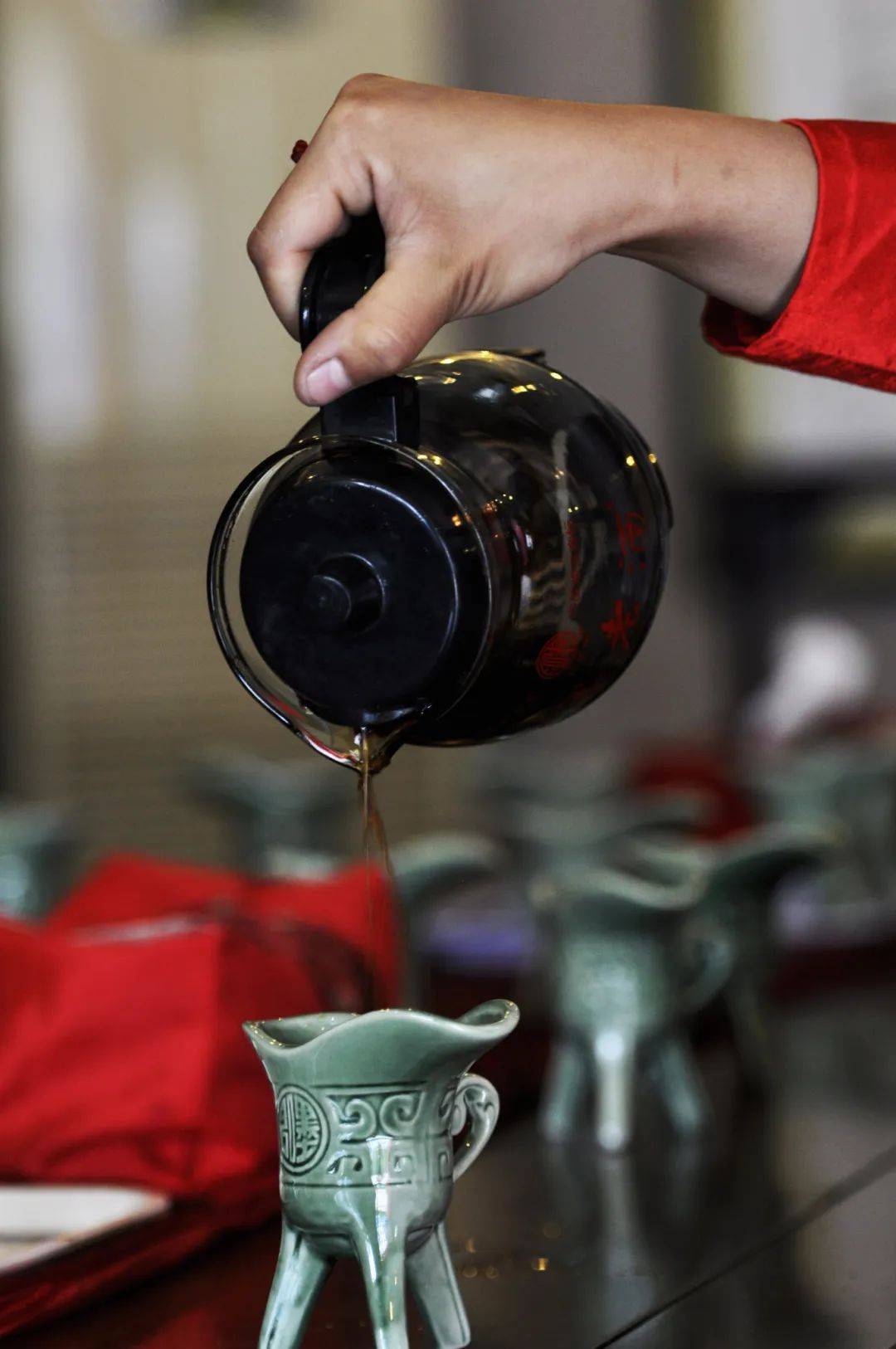 巴黎奥运会开幕式_青岛鱼山路巴黎奥运会开幕式,一位大名人为了吃一顿烤羊肉…也是拼了!从北京买的工具,从潍县买的大葱!网友:不光会写,还这么会吃啊