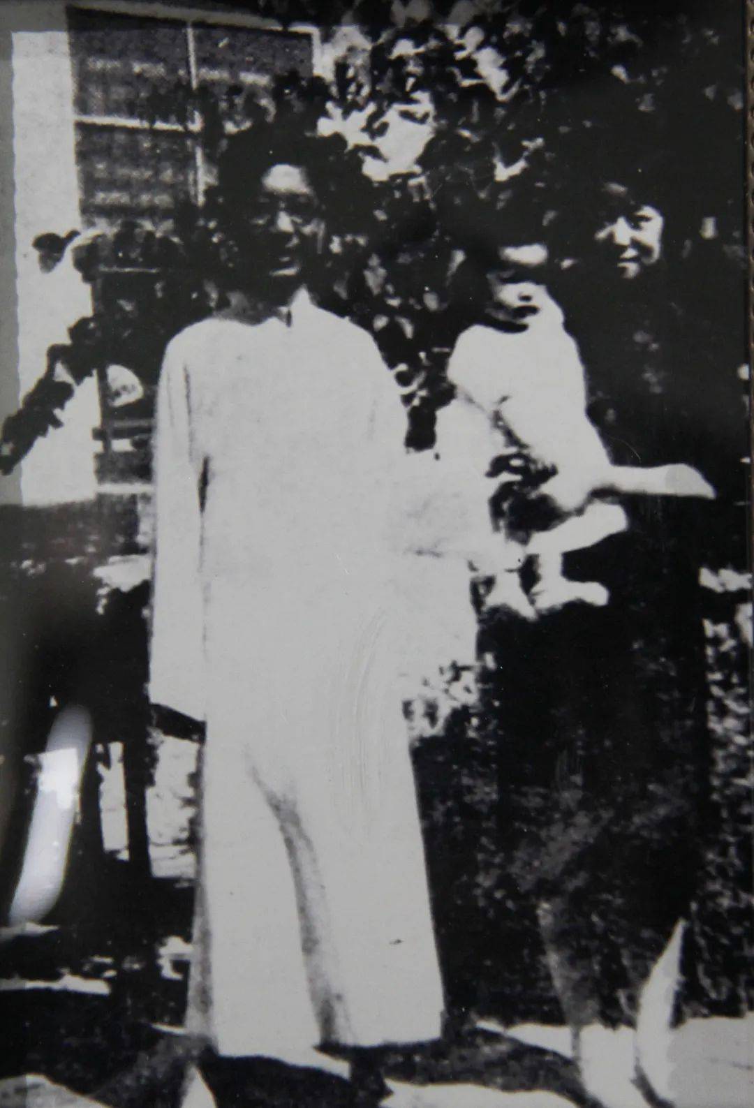 巴黎奥运会开幕式_青岛鱼山路巴黎奥运会开幕式,一位大名人为了吃一顿烤羊肉…也是拼了!从北京买的工具,从潍县买的大葱!网友:不光会写,还这么会吃啊