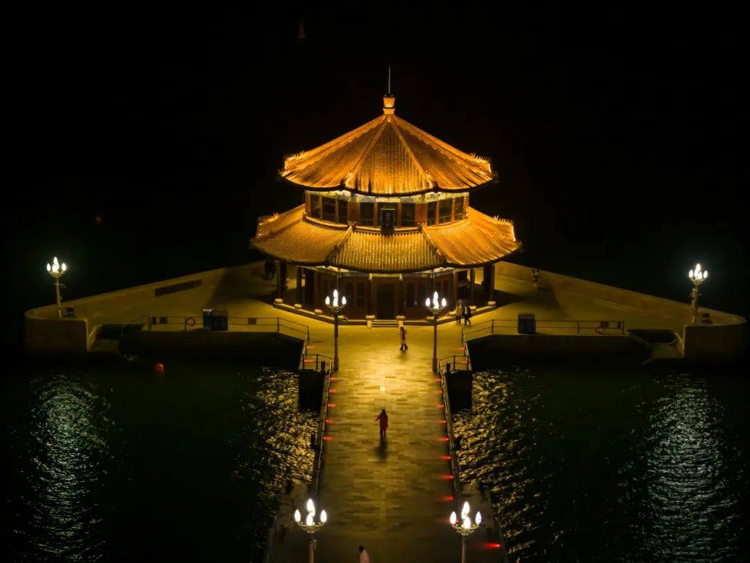 巴黎奥运会开幕式_青岛鱼山路巴黎奥运会开幕式,一位大名人为了吃一顿烤羊肉…也是拼了!从北京买的工具,从潍县买的大葱!网友:不光会写,还这么会吃啊