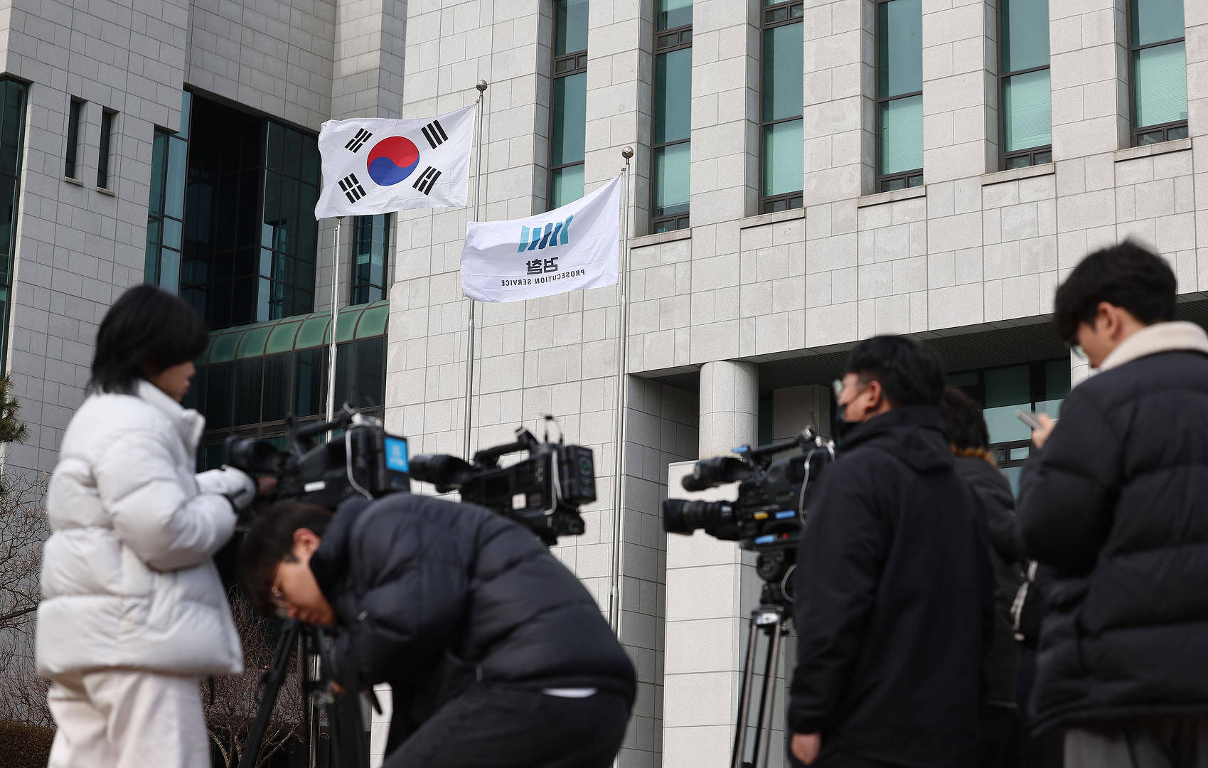 法国-几内亚_逮捕令将到期法国-几内亚,最多2天尹锡悦将“回家过年”?检方召集全国检察官开会,商讨是否起诉