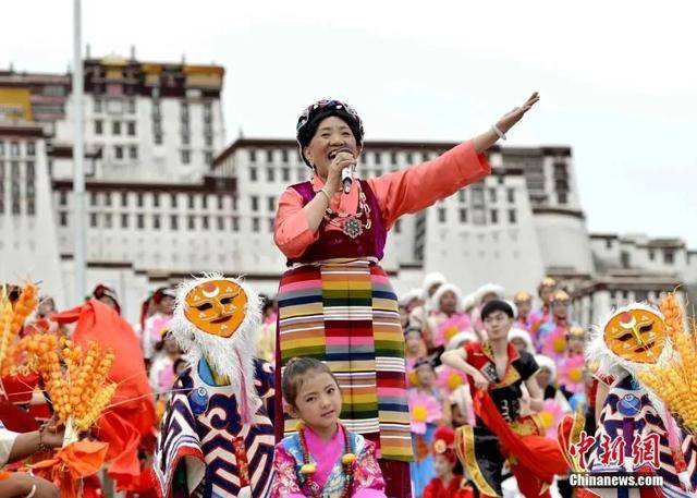 美国-德国_88岁的她坐轮椅出现在春晚美国-德国,全场泪目!