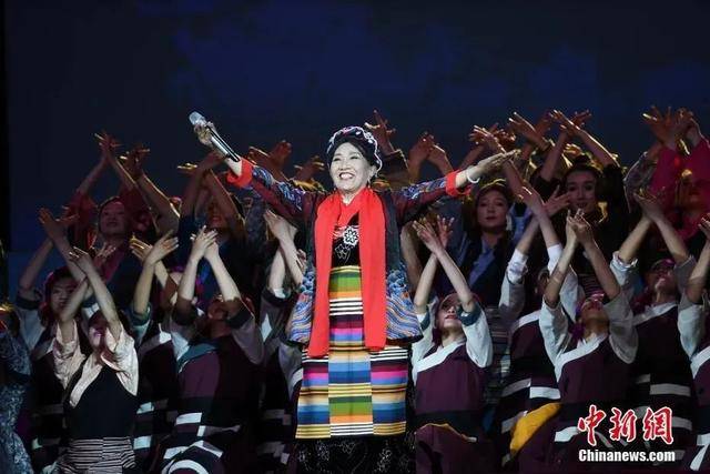 美国-德国_88岁的她坐轮椅出现在春晚美国-德国,全场泪目!