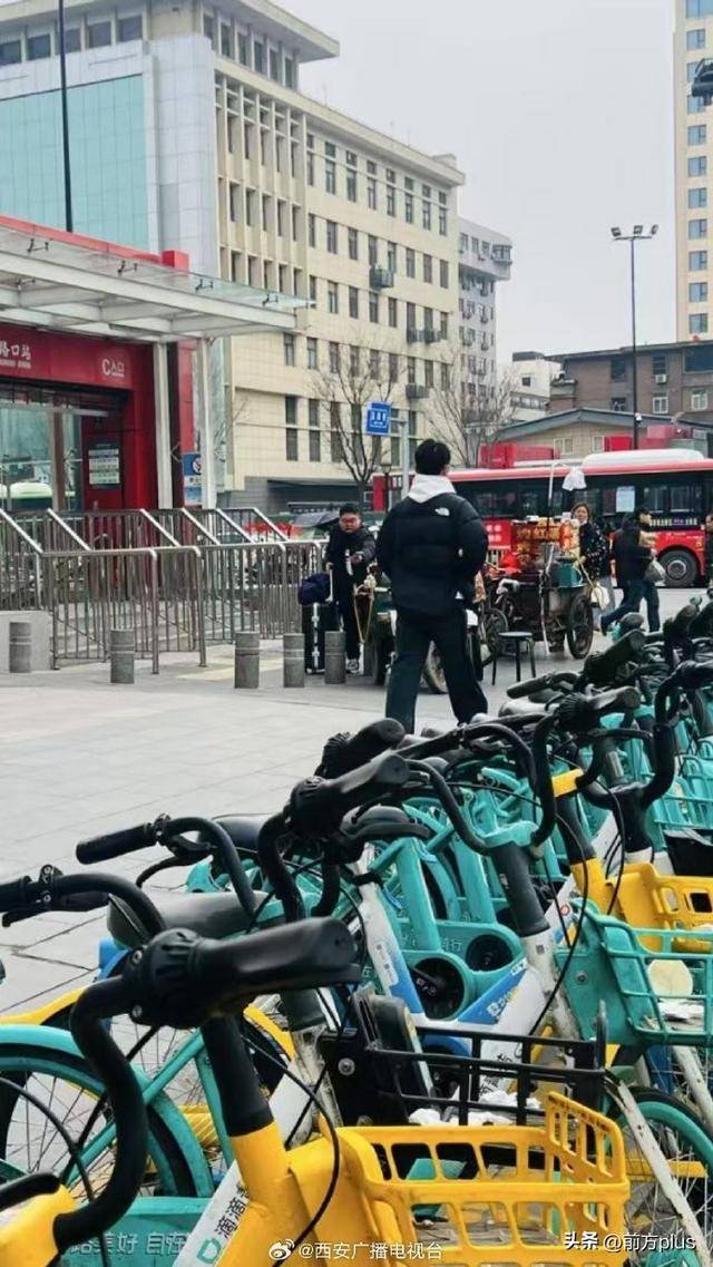 皇冠信用网代理_西安交警:在13个地铁站点新增复划9000余辆共享单车停放区