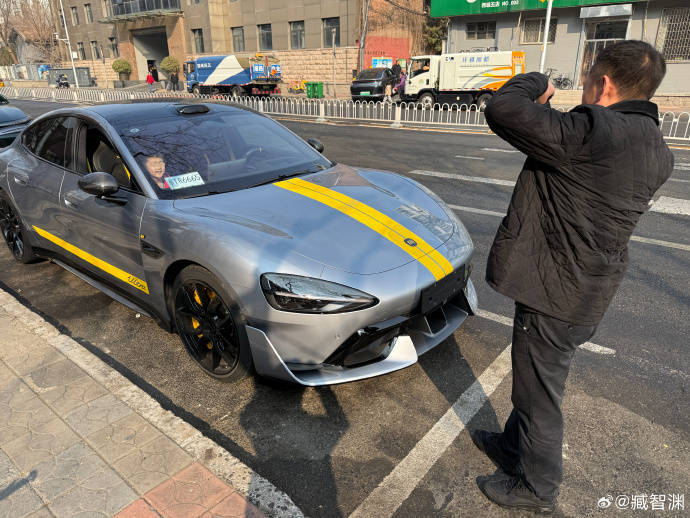 皇冠登3代理出租_小孩哥下楼看小米SU7 Ultra皇冠登3代理出租,冲回家拿车模送车主