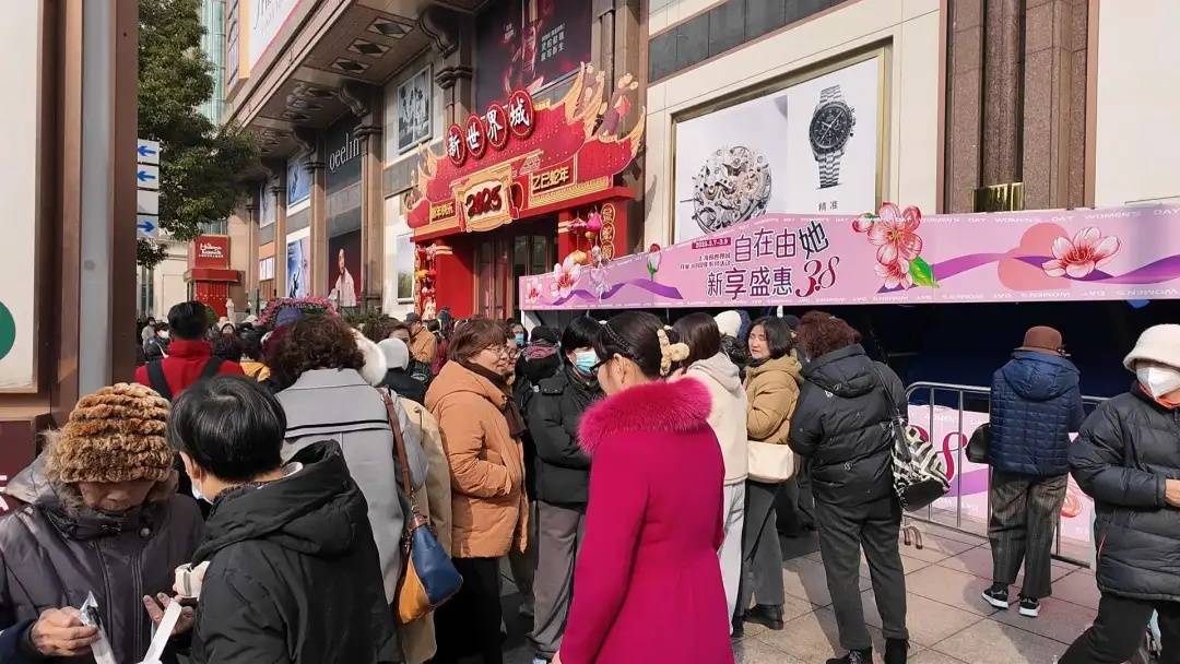 皇冠信用网注册开通_疯狂！上海人太能买皇冠信用网注册开通，凌晨开始抢购，现场大排长龙，有人一下花掉2万多元