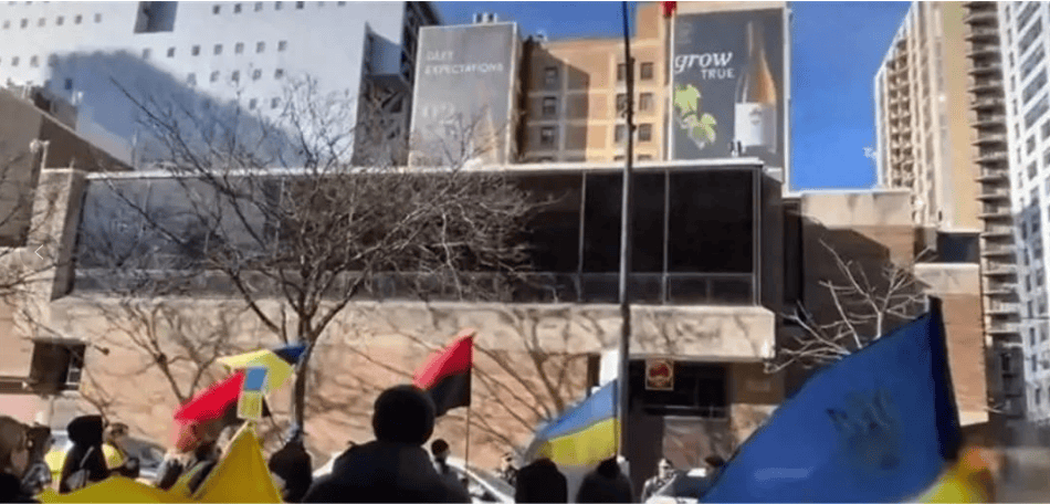 皇冠申请注册
_中国大使馆被“包围”皇冠申请注册
,乌克兰人反复高喊6个字,中方签下大名