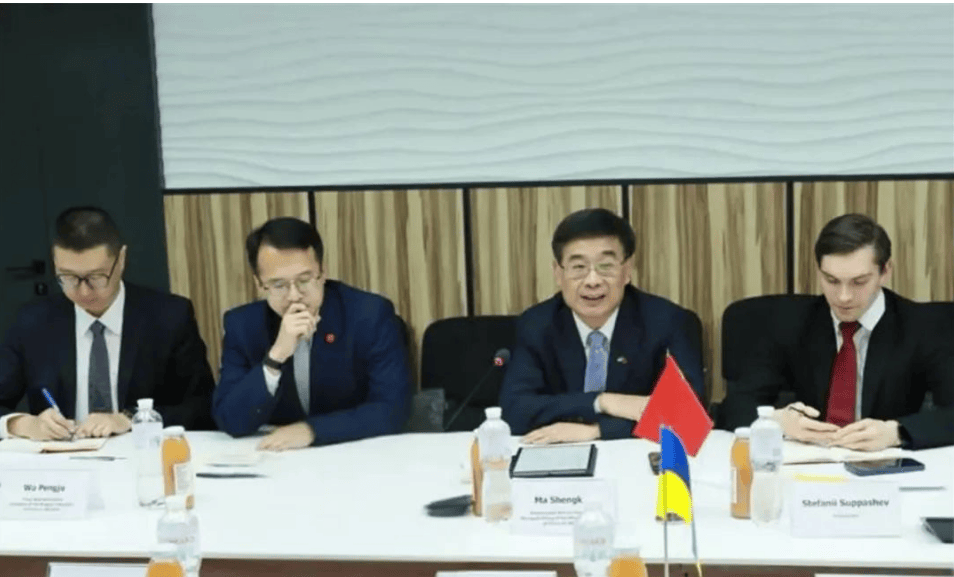 皇冠申请注册
_中国大使馆被“包围”皇冠申请注册
,乌克兰人反复高喊6个字,中方签下大名