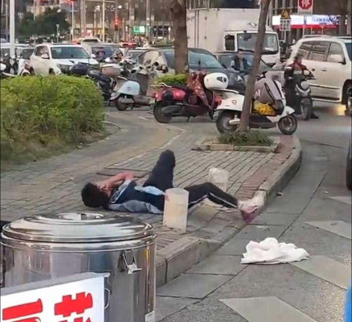 皇冠信用网
_广西南宁一学生被蜜蜂“围殴”倒地 当地警方:正进行24小时留院观察