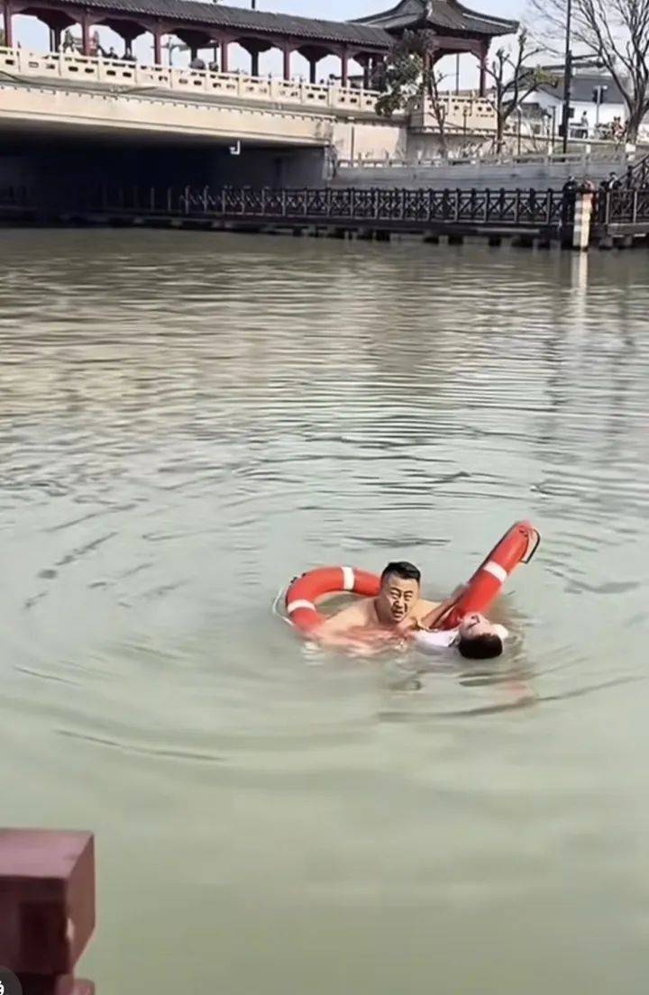 皇冠代理如何申请_山东大哥到苏州出差皇冠代理如何申请,刚下火车20分钟跳河救人