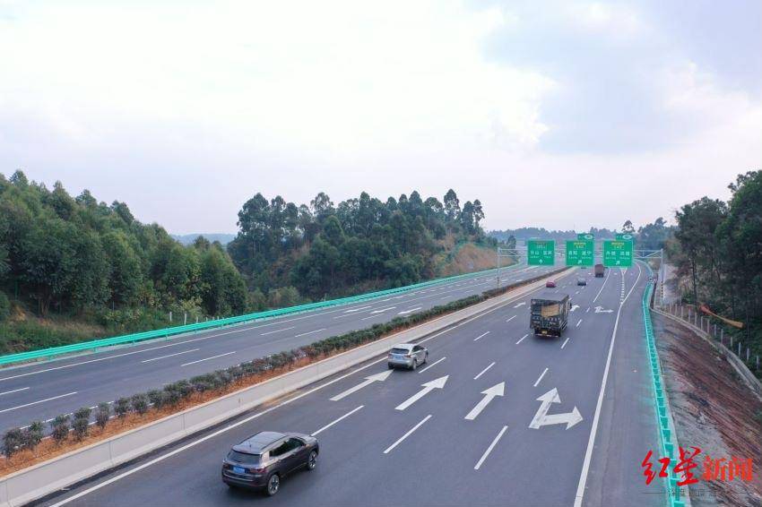 皇冠信用網登
_女子得知父亲病危情绪崩溃无法开车皇冠信用網登
,高速公安见其车停应急车道主动当“代驾”