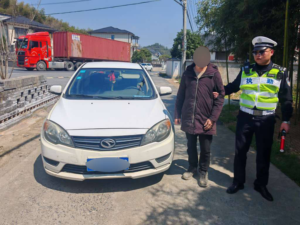 介绍个皇冠信用网网址
_儿子胆大介绍个皇冠信用网网址
，老子心大，杭州一对父子双双被交警拦下