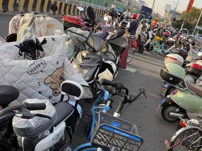 皇冠网址_上海女子崩溃:就住在地铁口皇冠网址,但出行一点也不方便!不到50米的路,充满各种障碍→