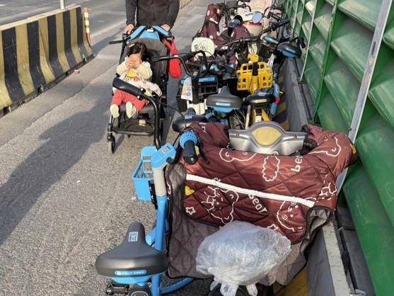 皇冠网址_上海女子崩溃:就住在地铁口皇冠网址,但出行一点也不方便!不到50米的路,充满各种障碍→