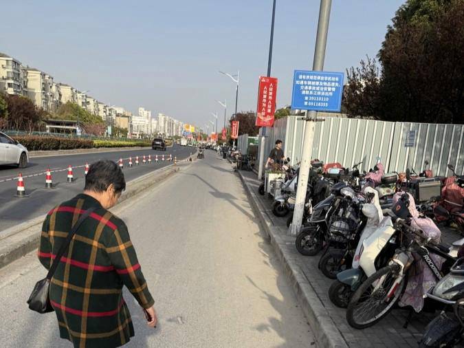 皇冠网址_上海女子崩溃:就住在地铁口皇冠网址,但出行一点也不方便!不到50米的路,充满各种障碍→