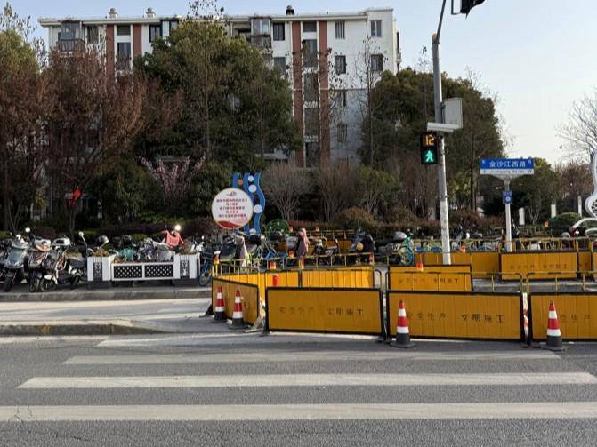 皇冠网址_上海女子崩溃:就住在地铁口皇冠网址,但出行一点也不方便!不到50米的路,充满各种障碍→