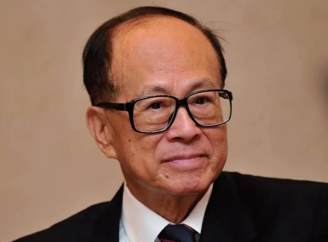 皇冠网址_97岁李嘉诚赌输了！香港特首发声皇冠网址，中国甩出王牌，新格局被打开