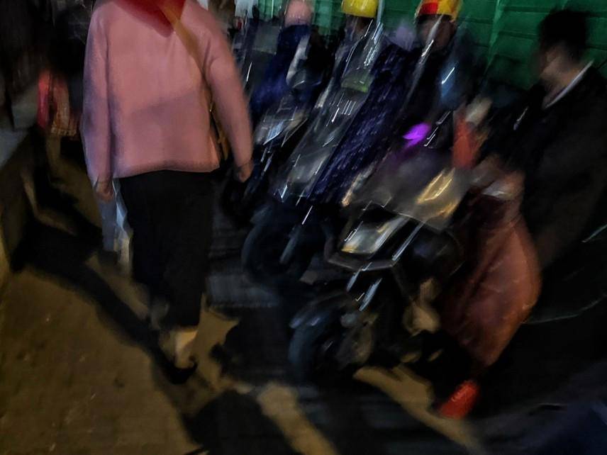 皇冠网址_上海女子崩溃:就住在地铁口皇冠网址,但出行一点也不方便!不到50米的路,充满各种障碍→