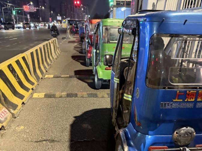 皇冠网址_上海女子崩溃:就住在地铁口皇冠网址,但出行一点也不方便!不到50米的路,充满各种障碍→