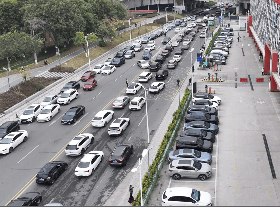 皇冠信用网
_塞一个多小时进不了医院皇冠信用网
?东莞市人民医院区域交通综合治理启动