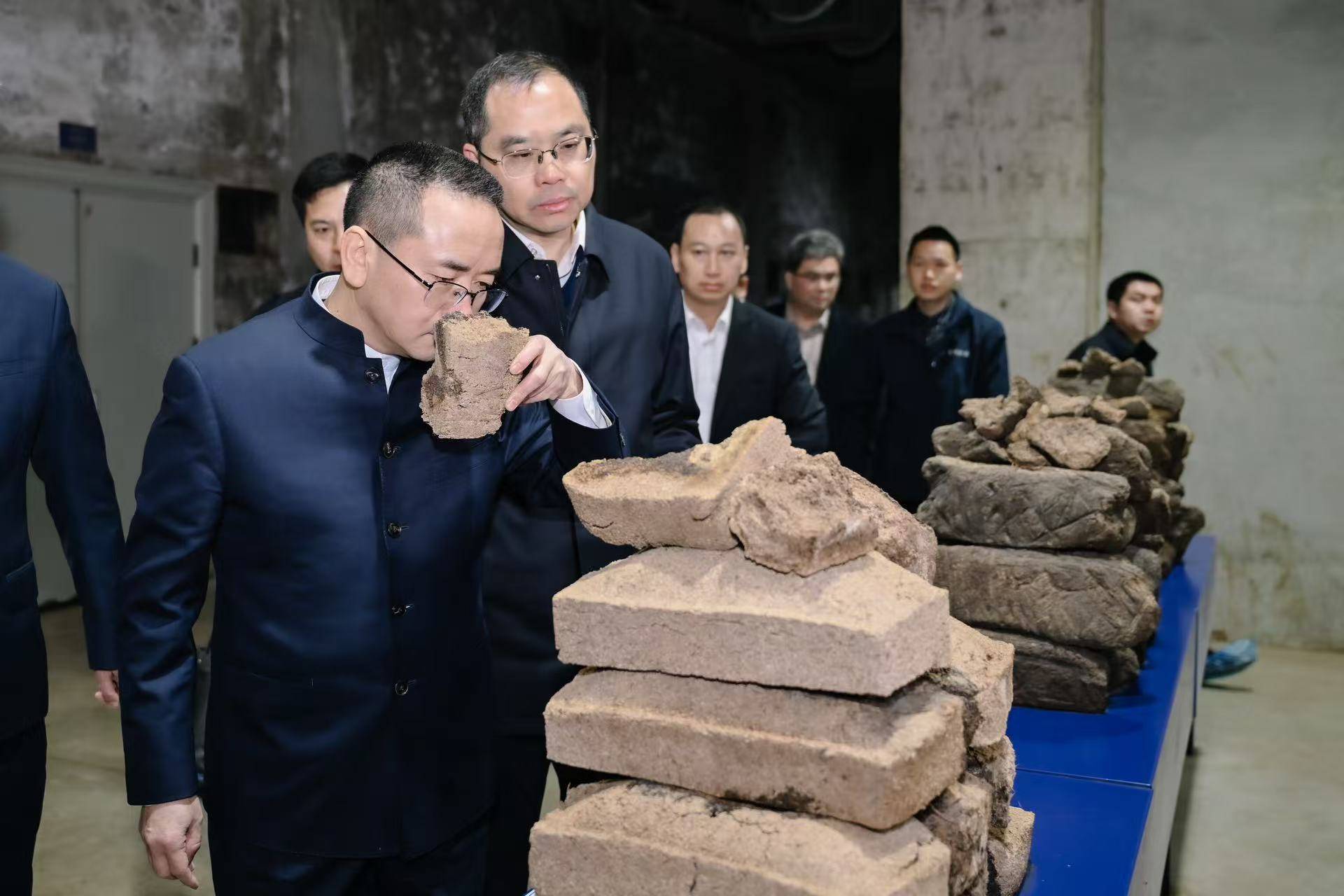 皇冠信用网
_茅台集团党委书记、董事长张德芹率队到贵州珍酒考察指导