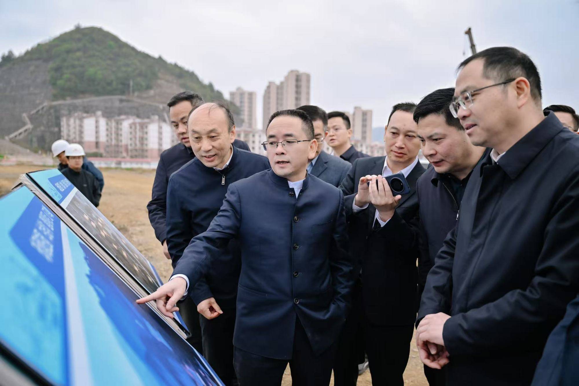 皇冠信用网
_茅台集团党委书记、董事长张德芹率队到贵州珍酒考察指导