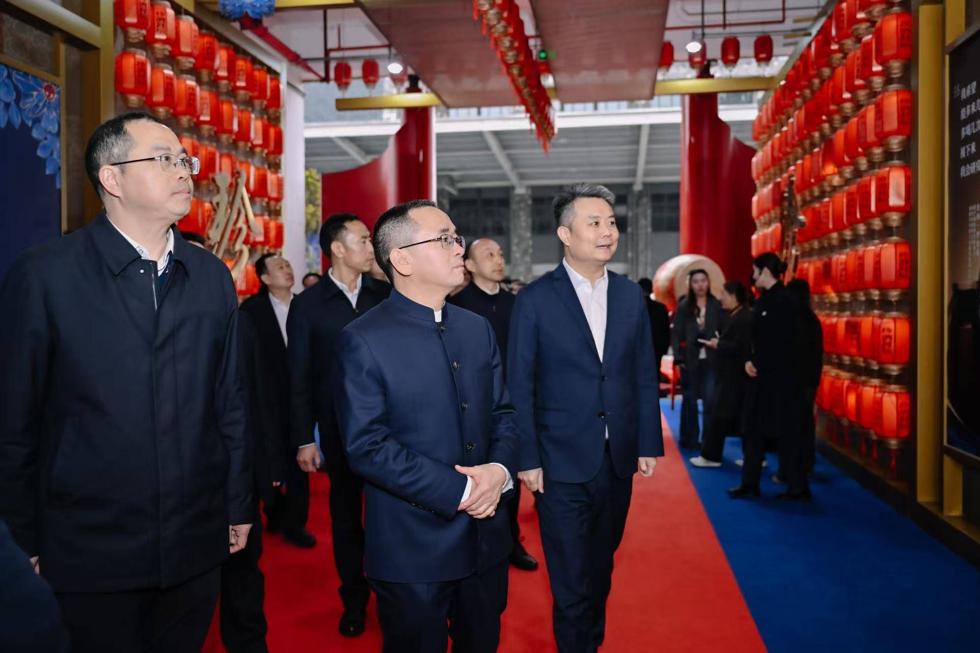 皇冠信用网
_茅台集团党委书记、董事长张德芹率队到贵州珍酒考察指导