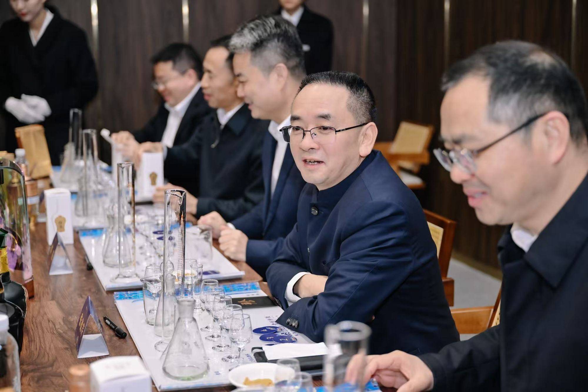 皇冠信用网
_茅台集团党委书记、董事长张德芹率队到贵州珍酒考察指导