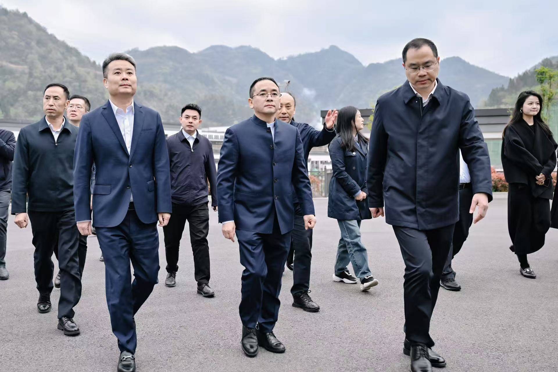 皇冠信用网
_茅台集团党委书记、董事长张德芹率队到贵州珍酒考察指导