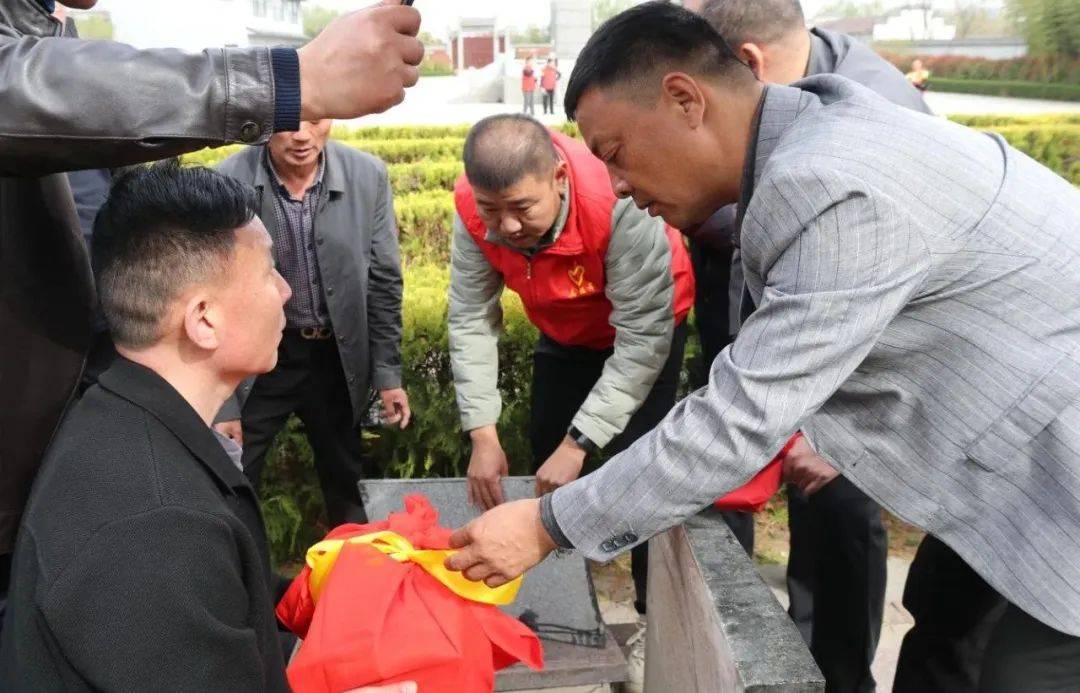 皇冠信用网怎么注册
_实弹演习中不幸牺牲皇冠信用网怎么注册
,商丘籍刘新纪烈士骨灰安葬回乡