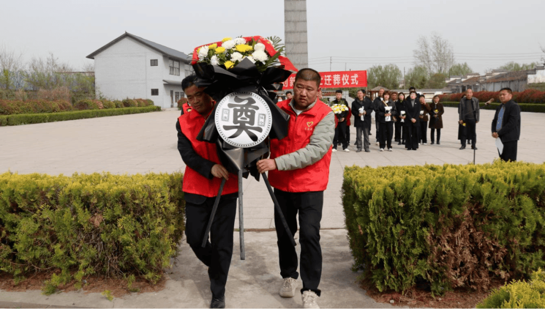 皇冠信用网怎么注册
_实弹演习中不幸牺牲皇冠信用网怎么注册
,商丘籍刘新纪烈士骨灰安葬回乡