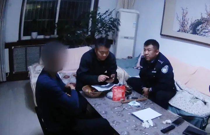 介绍个信用网网址
_山东一男子在不同银行取现7万元后介绍个信用网网址
，警方上门了