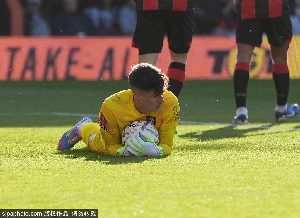 皇冠皇冠信用开户
_足总杯-哈兰德破门+失点+伤退 曼城2-1伯恩茅斯晋级4强